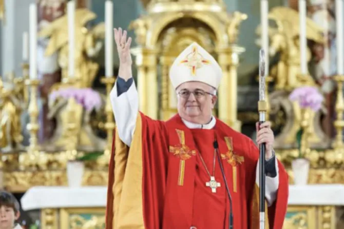 Papa acepta renuncia de obispo que pidió discutir sacerdocio femenino