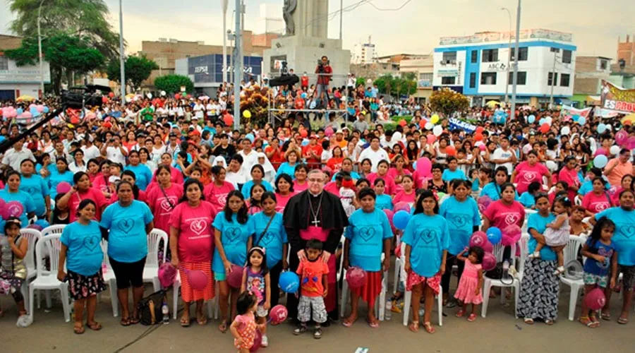 Mons. José Antonio Eguren encabezando multitudinaria Marcha por la Vida en Piura. Foto: Arzobispado de Piura.?w=200&h=150