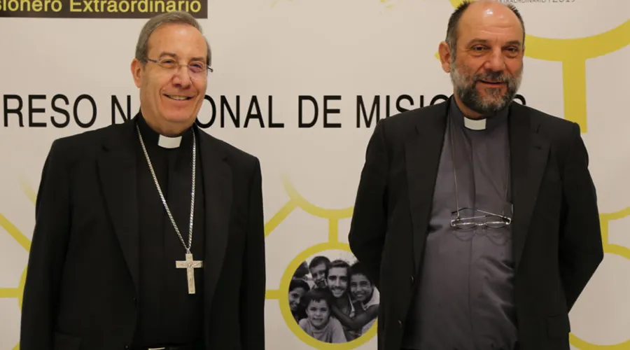 Mons. Francisco Pérez, Arzobispo de Pamplona y Tudela (izq) y el P. José María Calderón, director nacional de OMP. Crédito: OMP España.