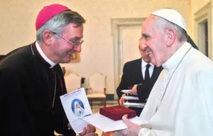 Mons. Francisco Javier Stegmeier junto al Papa Francisco / Crédito: Comunicaciones Conferencia Episcopal de Chile 