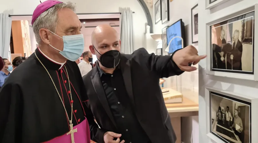 Mons. Georg Ratzinger en la exposición. Foto: Alexey Gotovsky / ACI Prensa