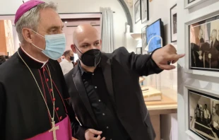 Mons. Georg Ratzinger en la exposiciu00f3n. Foto: Alexey Gotovsky / ACI Prensa  