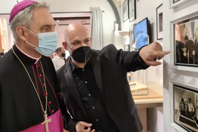 Mons. Ganswein inaugura exposición por los 70 años de sacerdocio de Benedicto XVI
