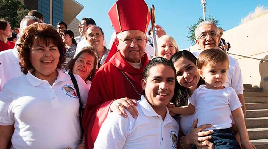 Mons. José Gómez con un grupo de fieles latinos / Facebook Archbishop José H. Gómez?w=200&h=150