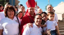 Mons. José Gómez con un grupo de fieles latinos / Facebook Archbishop José H. Gómez