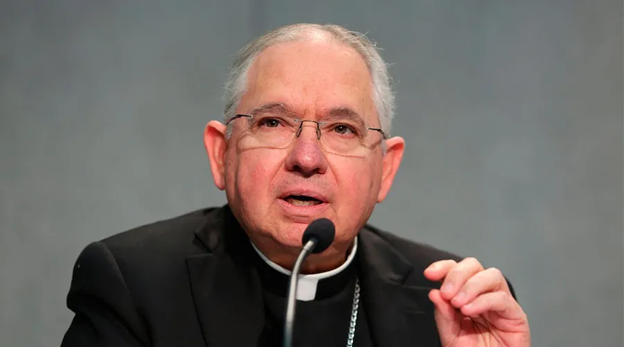 “Necesitamos mostrar a los jóvenes cómo es la santidad”, exhorta Arzobispo al Sínodo