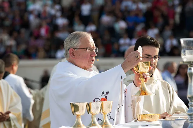 Mons. Gómez defiende derecho de católicos a impregnar con la fe la vida pública