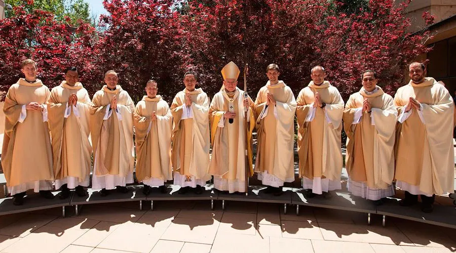 Mons. José Gomez con los nuevos sacerdotes / Foto: Facebook Arquidiócesis de Los Ángeles?w=200&h=150