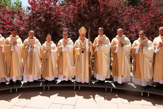 Arzobispo recuerda a sacerdotes que Jesús los llama a ser santos