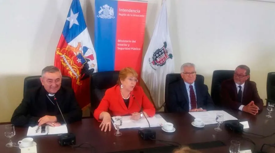 Mons. Héctor Vargas y Presidenta de Chile Michelle Bachelet / Foto: Comunicaciones Obispado de Temuco