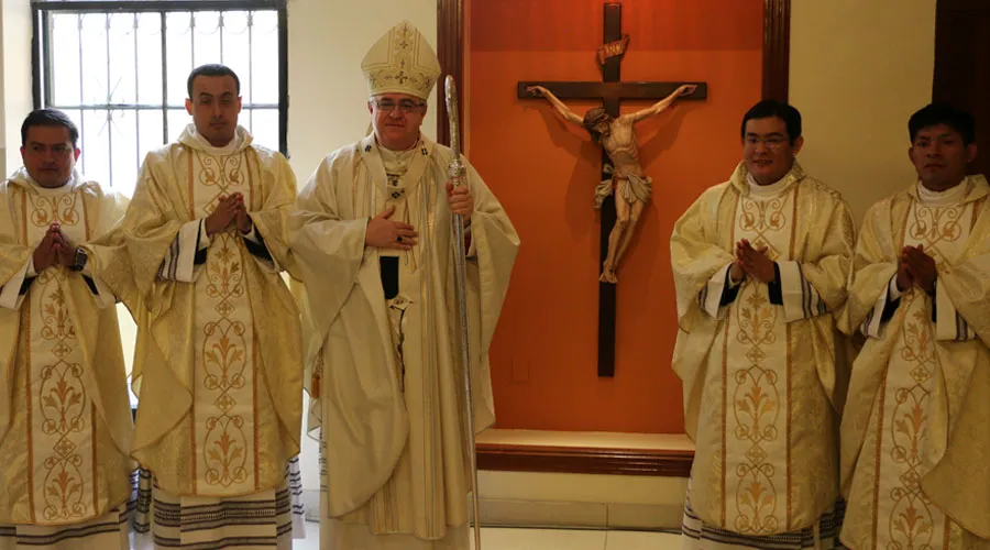 Mons. José Antonio Eguren y los cuatro nuevos sacerdotes. Foto: Arzobispado de Piura?w=200&h=150