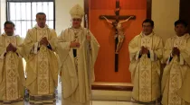 Mons. José Antonio Eguren y los cuatro nuevos sacerdotes. Foto: Arzobispado de Piura