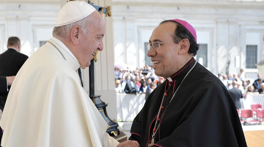 El Papa Francisco saluda en el Vaticano a Mons. José Antonio Fernández Hurtado. Foto: Vatican Media ?w=200&h=150