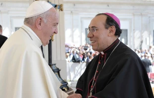 El Papa Francisco saluda en el Vaticano a Mons. Josu00e9 Antonio Fernu00e1ndez Hurtado. Foto: Vatican Media  