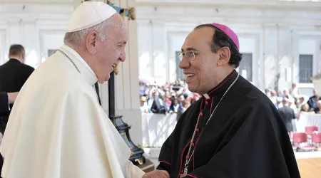 Papa Francisco entrega el palio bendito a Arzobispo mexicano