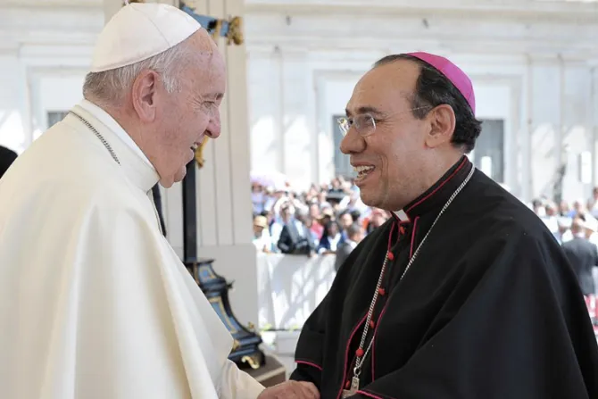 Papa Francisco entrega el palio bendito a Arzobispo mexicano