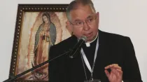 Mons. José Gómez con un cuadro de la Virgen de Guadalupe / Foto: Eduardo Berdejo (ACI Prensa)