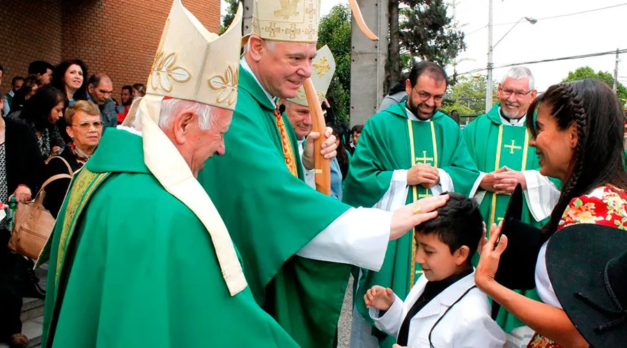 Cardenal Gerhard Müller bendice a niño junto a Cardenal Ricardo Ezzati, Arzobispo de Santiago. Foto: Arzobispado de Santiago.?w=200&h=150