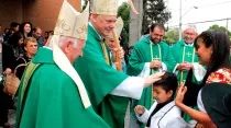 Cardenal Gerhard Müller bendice a niño junto a Cardenal Ricardo Ezzati, Arzobispo de Santiago. Foto: Arzobispado de Santiago.