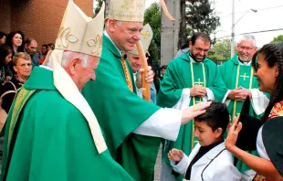 Cardenal Gerhard Müller bendice a niño junto a Cardenal Ricardo Ezzati, Arzobispo de Santiago. Foto: Arzobispado de Santiago. 