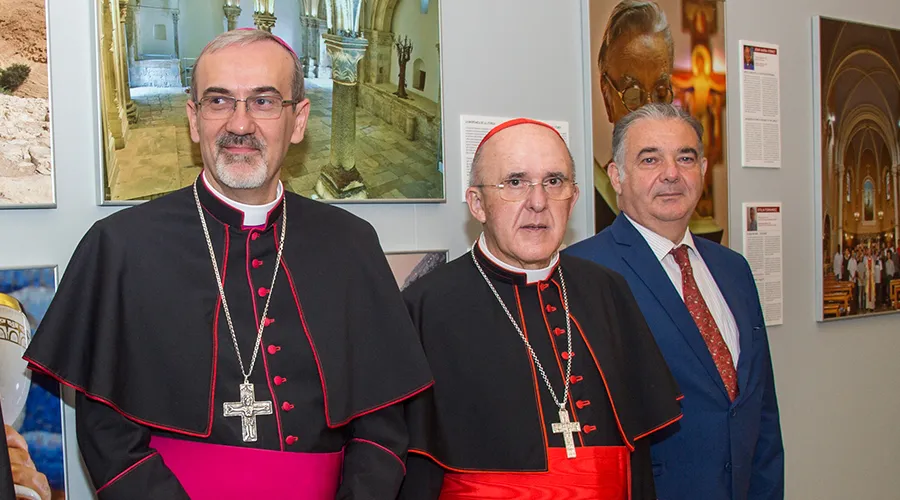 Mons. Pierbattista PIzzaballa junto al Cardenal Carlos Osoro en la exposición "España en Tierra Santa". Foto: Universidad San Dámaso.