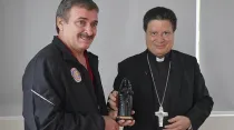 Mons. José Rafael Quirós y Óscar Ramírez con la imagen de Nuestra Señora de los Ángeles / Foto: Cortesía Arquidiócesis de San José