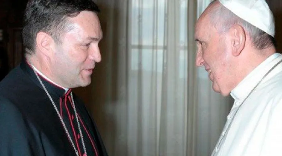 Mons. Raúl Berzosa (izq) junto al Papa Francisco (dcha). Foto: CEE?w=200&h=150