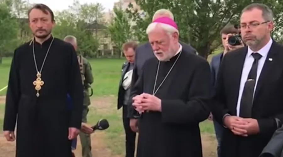 Mons. Paul Richard Gallagher en Ucrania. Foto: Captura video
