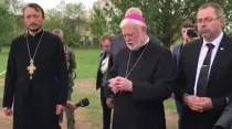 Mons. Paul Richard Gallagher en Ucrania. Foto: Captura video