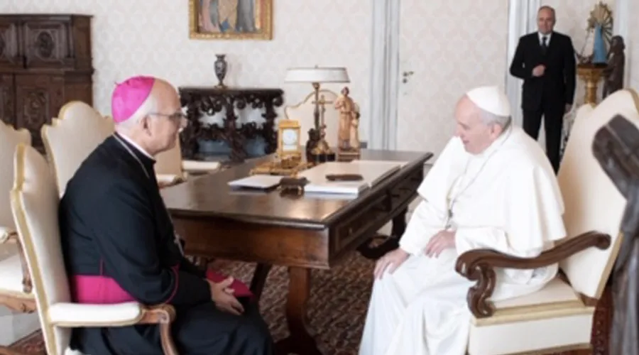 El Papa Francisco con Mons. Santiago Olivera. Foto: Vatican Media