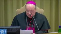 Mons. Charles Scicluna en el encuentro con obispos sobre protección de menores. Foto: Captura YouTube