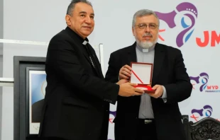 Mons. Ulloa recibiendo la reliquia de primer grado (hueso) del futuro santo / Foto: JMJ Panamu00e1 2019 