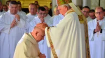 Mons. José Francisco Ulloa impone sus manos sobre el nuevo Obispo de Cartago, Mons. Mario Quirós