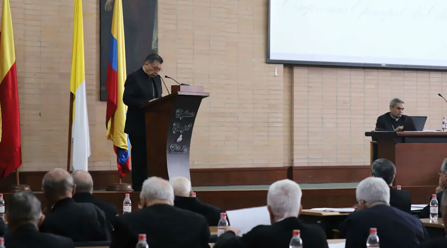 Mons. Oscar Urbina al inicio de la asamble de la CEC. Foto: sitio web CEC?w=200&h=150