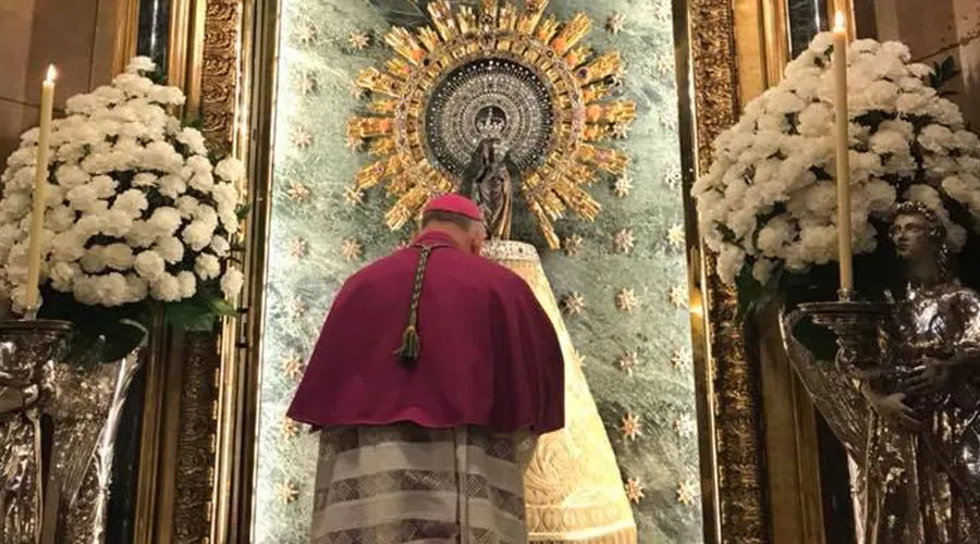 Mons. Vicente Jiménez rezando ante la Virgen del Pilar / Foto: Facebook ArchiZaragoza