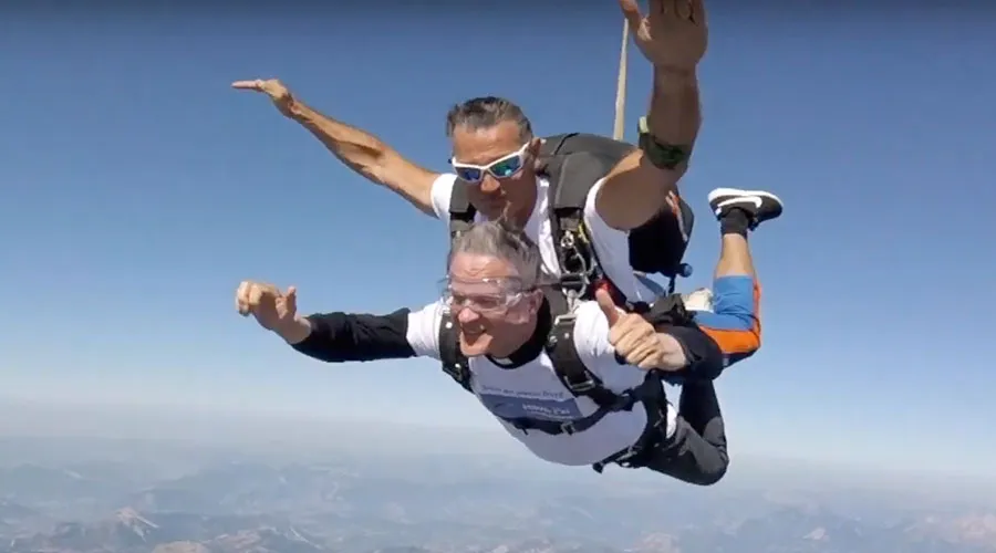 Mons. Xavier Malle en un momento del salto en paracaídas. Crédito: Captura Pantalla Youtube. ?w=200&h=150