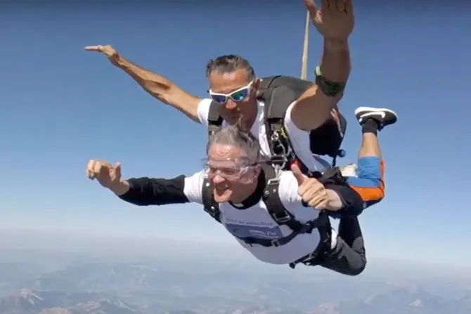 Obispo salta en paracaídas para animar a jóvenes a “arriesgar” por la vocación [VIDEO]