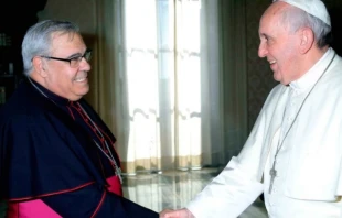 Mons. Javier Martu00ednez, Arzobispo de Granada (Espau00f1a) saluda al Papa Francisco. Cru00e9dito: Arzobispado de Granada 