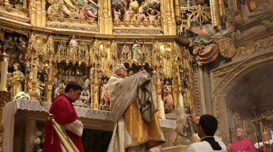 Mons. Braulio Rodríguez Plaza durante la bendición con el Santísimo. Foto: ArchiToledo.