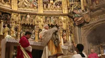 Mons. Braulio Rodríguez Plaza durante la bendición con el Santísimo. Foto: ArchiToledo. 