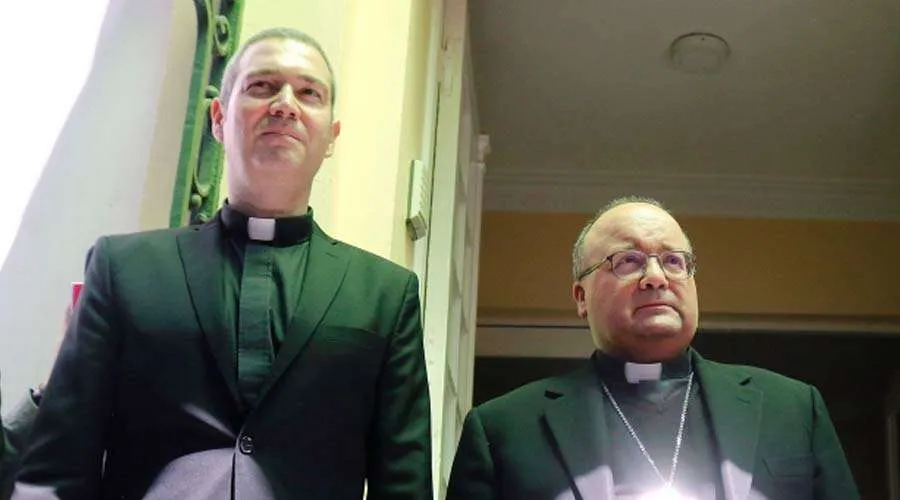 Mons. Jordi Bertomeu y Mons. Charles Scicluna. Crédito: Comunicaciones Misión Pastoral de Osorno.
