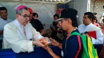 Mons. Víctor Ochoa Cadavid ayudando a migrantes venezolanos en la Casa de Paso Divina Providencia / Crédito: Diócesis de Cúcuta