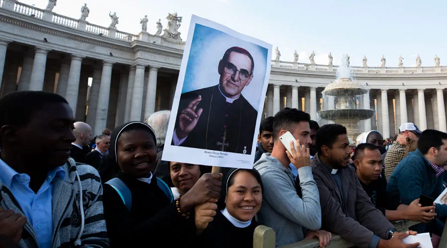 Un grupo de fieles en la canonización de Monseñor Romero y otros seis santos este domingo en el Vaticano. Foto: Daniel Ibáñez / ACI Prensa?w=200&h=150