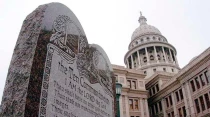 Imagen referencial / Monumento a los Diez Mandamientos afuera del Capitolio de Texas. Foto: Wikipedia / Dominio pu00fablico.