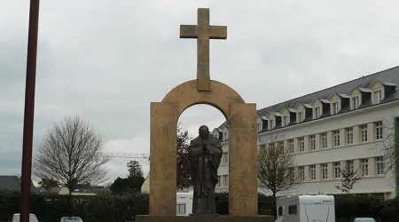 Polonia ofrece salvar estatua de San Juan Pablo II cuya cruz ordenaron retirar en Francia