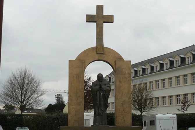 Polonia ofrece salvar estatua de San Juan Pablo II cuya cruz ordenaron retirar en Francia