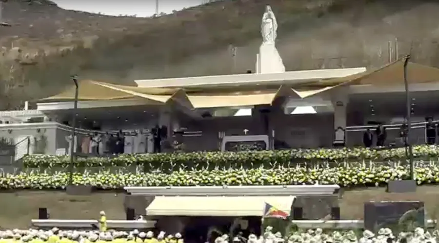Monumento María, Reina de la Paz durante la celebración de la Misa del Papa Francisco. Crédito: captura de pantalla Vatican Media