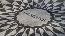 Mosaico de "Imagine" en Central Park, Nueva York, en memoria de John Lennon. Crédito:  HANNAH BARTMAN / Unsplash.
