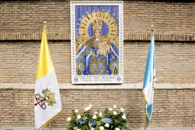 Entronizan mosaico de Nuestra Señora del Rosario, Patrona de Guatemala, en el Vaticano