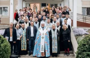 Integrantes del Movimiento Cristiano por la Vida en Ucrania junto a la imagen de la Virgen de Guadalupe. Crédito: Cortesía. 
